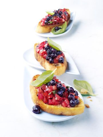 Bruschetta avec des tomates et des myrtilles sauvages