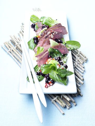 Salade asiatique avec des myrtilles sauvages 