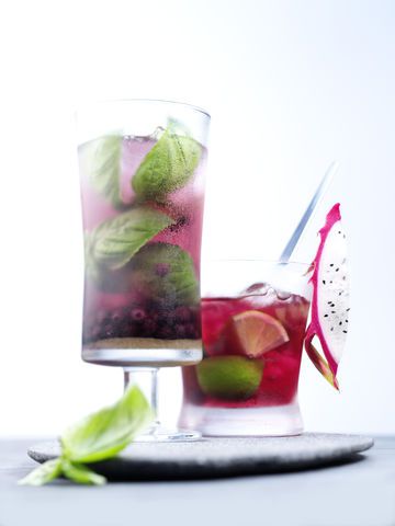 Blaubeer-Caipirinha 