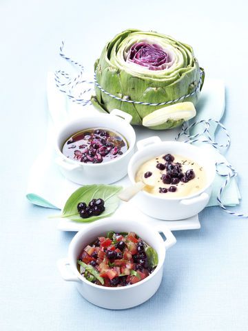 Artichauts avec trois sauces  aux myrtilles sauvages