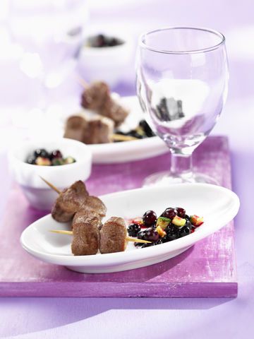 Brochettes d’agneau avec salsa de myrtilles
