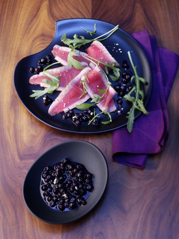 Carpaccio de thon frais avec sauce au wasabi et aux myrtilles