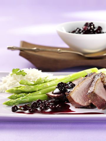 Poitrine de canard marinée avec sauce aux myrtilles