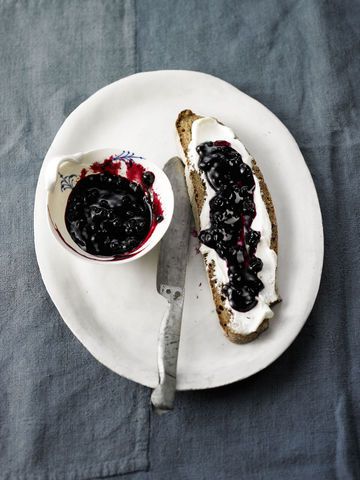 Confiture de myrtilles au romarin