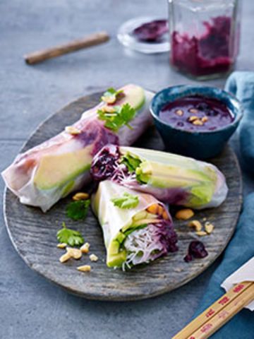 Rouleaux d’été avec dip myrtilles-cacahouètes