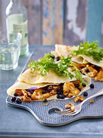 Crêpes au camembert doré et aux myrtilles sauvages