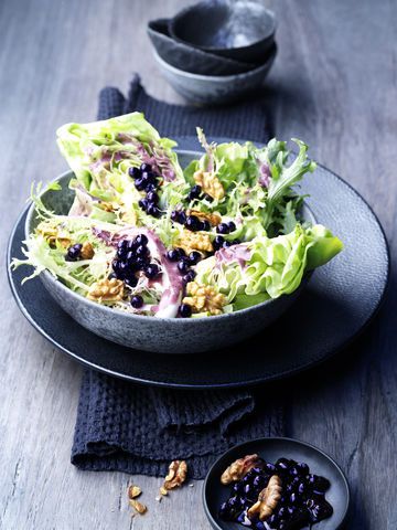 Salade aux Noix et Myrtilles Sauvages 