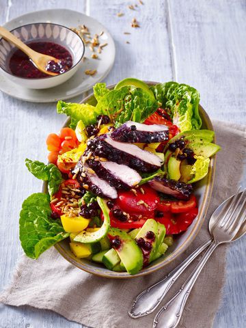 Salade au poulet glacé et aux myrtilles sauvages