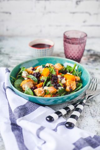 Kürbis-Brotsalat mit Roquefort und Blaubeer-Dressing
