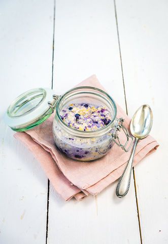 Overnight Oats aux abricots et aux myrtilles sauvages