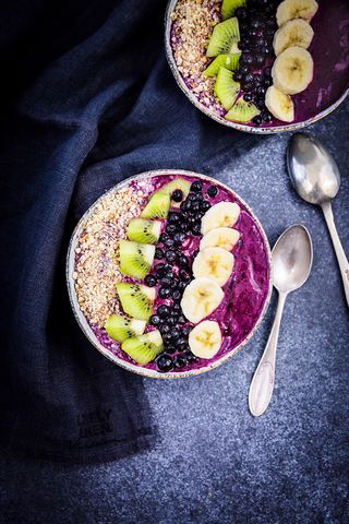 Smoothiebowl mit wilden Blaubeeren