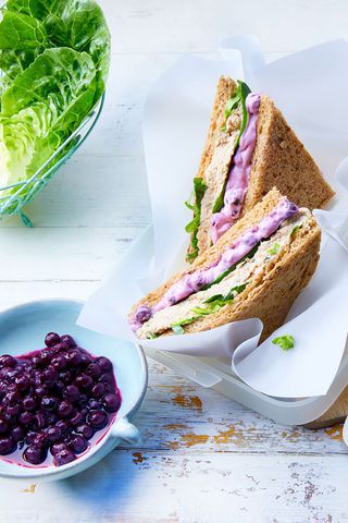 Sandwich à la crème au thon et aux myrtilles